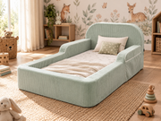 Le Cocon Tipichou vert sauge dans une chambre scandinave naturelle, vue de face