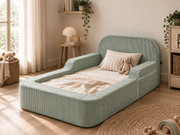 Le Cocon Tipichou vert sauge dans une chambre d’enfant scandinave apaisante